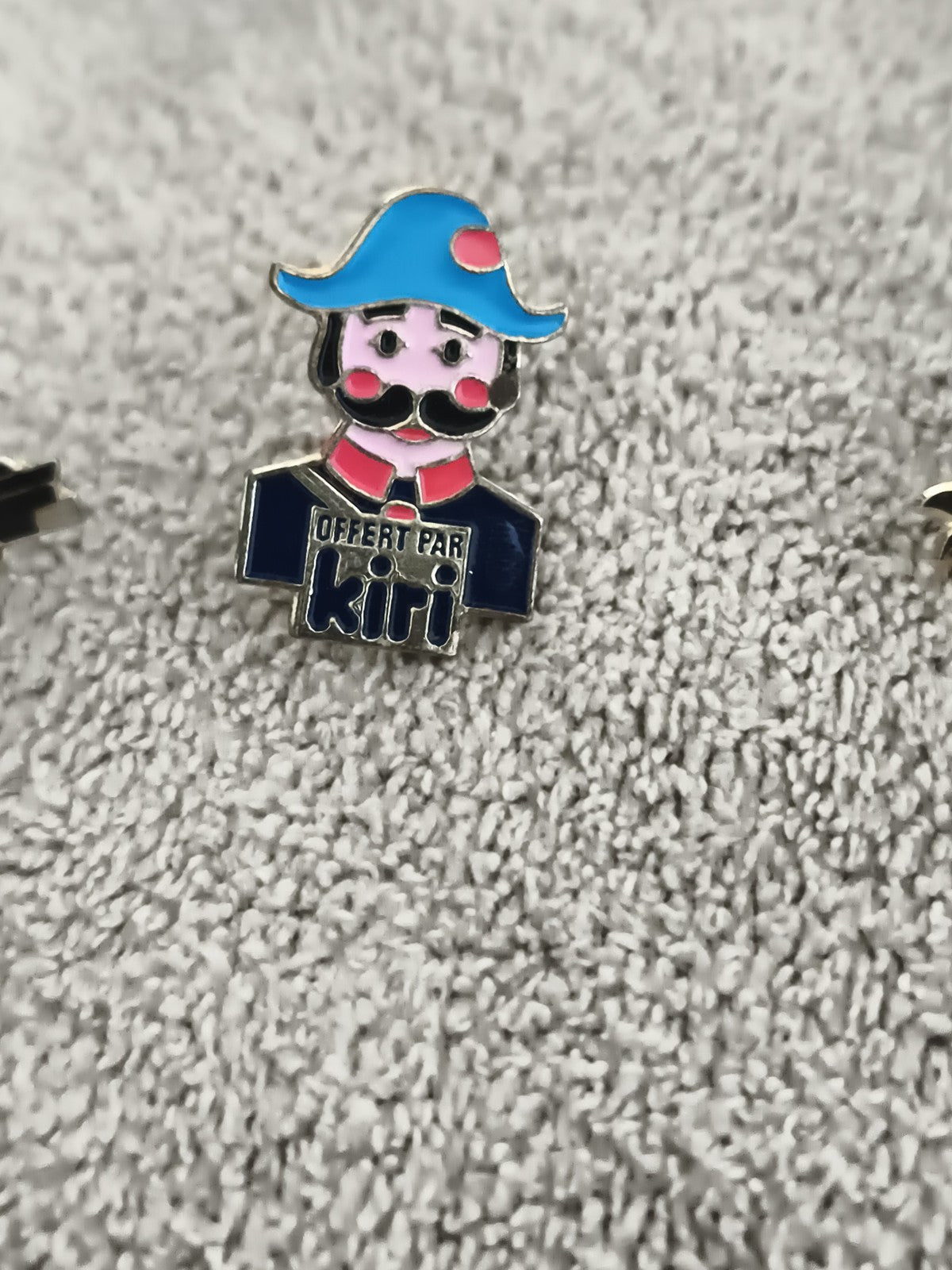 Pin's vintage Kiri offert publicitaire émaillé personnage bleu Ref 6