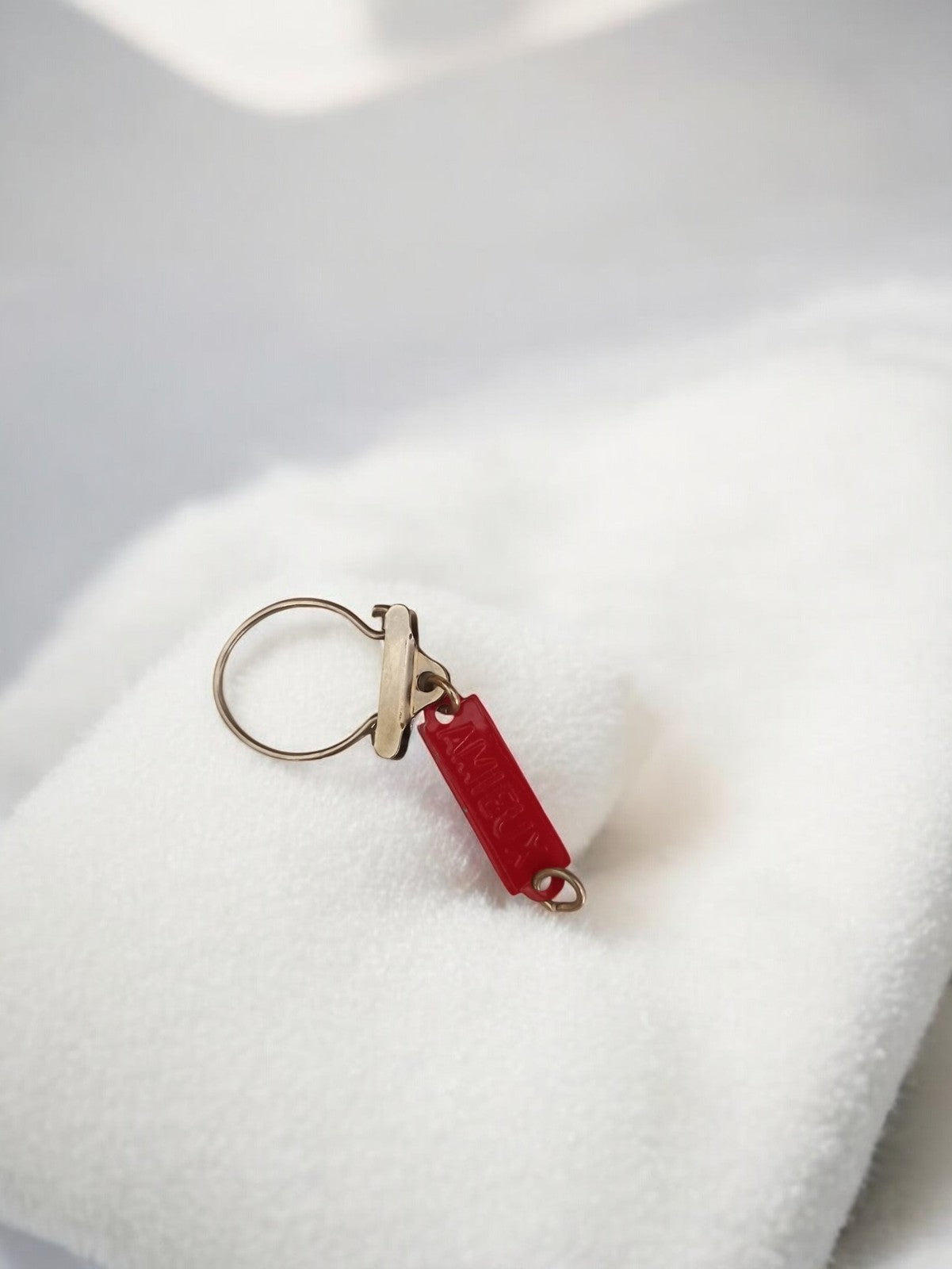 Porte-clés ancien publicitaire AMIRY rouge rétro vintage accessoire déco