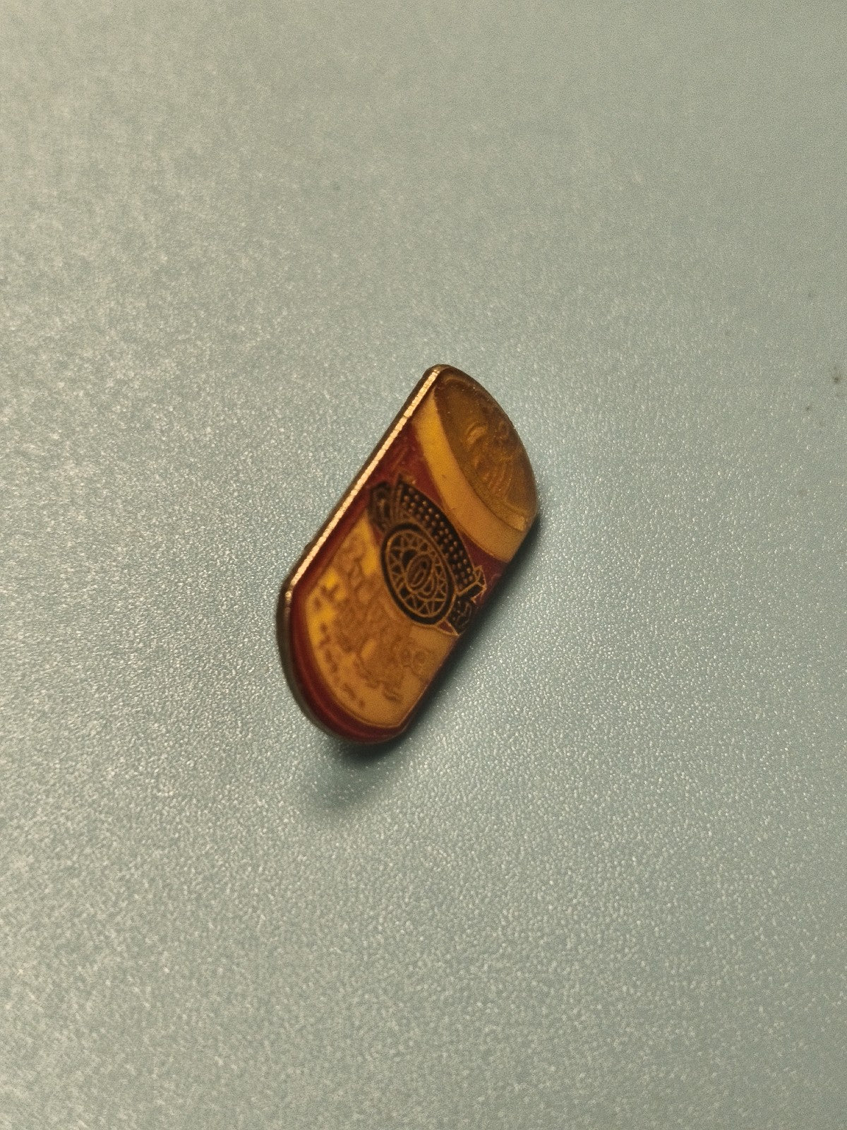 Pin's vintage alcool doré forme capsule, collection publicité bar ancien