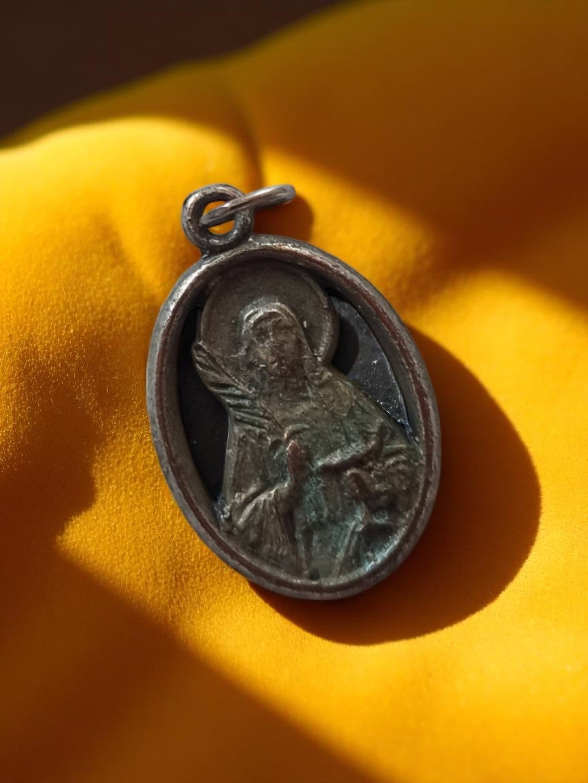 Médaille religieuse ovale vintage catholique, motif Christ, aspect patiné