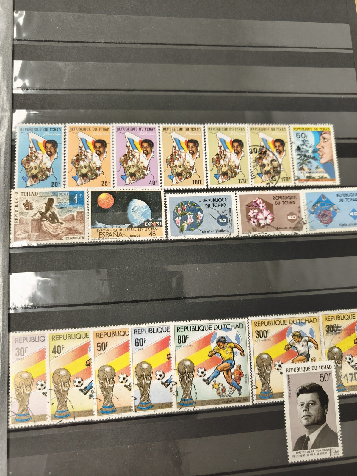 Lot de timbres République du Tchad multicolores thèmes football, personnages, fl
