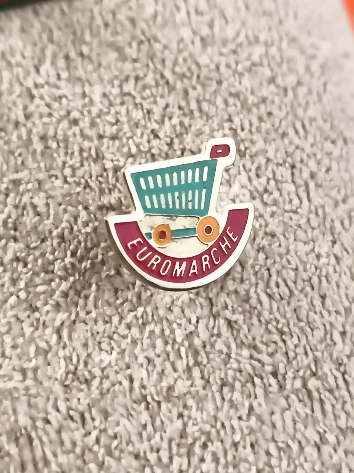 Pin's vintage EUROMARCHE chariot turquoise logo années 80-90 badge ancien (Ref 6