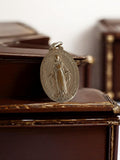 Médaille miraculeuse catholique vintage métal ovale Vierge Marie 1830
