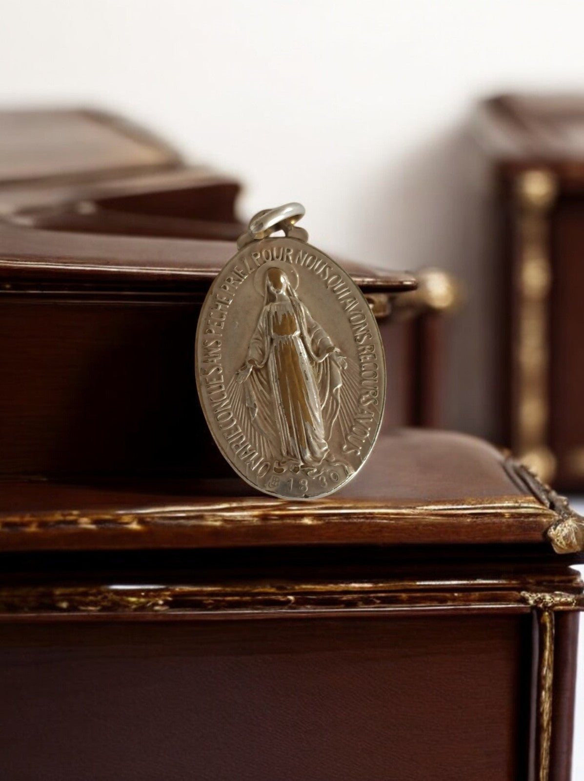Médaille miraculeuse catholique vintage métal ovale Vierge Marie 1830