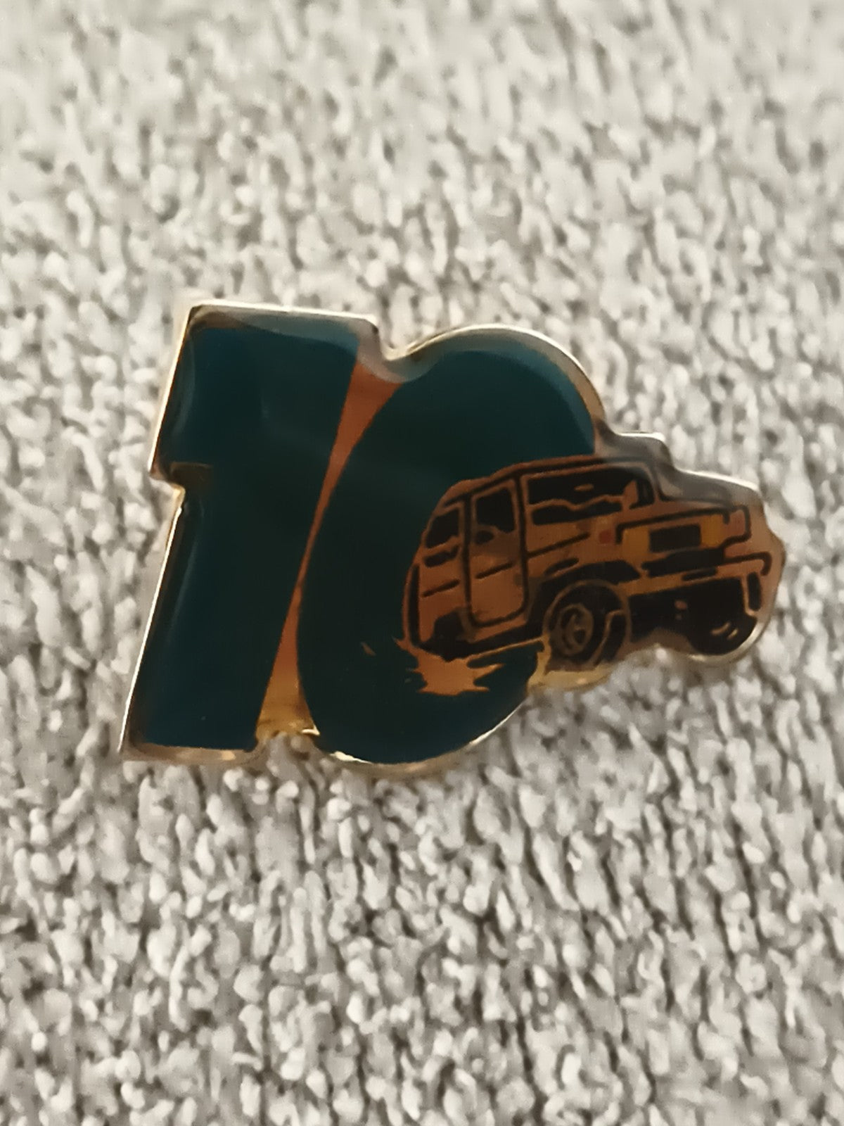 Pin's vintage 10 ans véhicule utilitaire vert doré camion badge ancien (Ref 7)