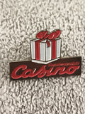 Pin's vintage Supermarchés Casino cadeau, logo rouge blanc, ancien badge (Ref 1)