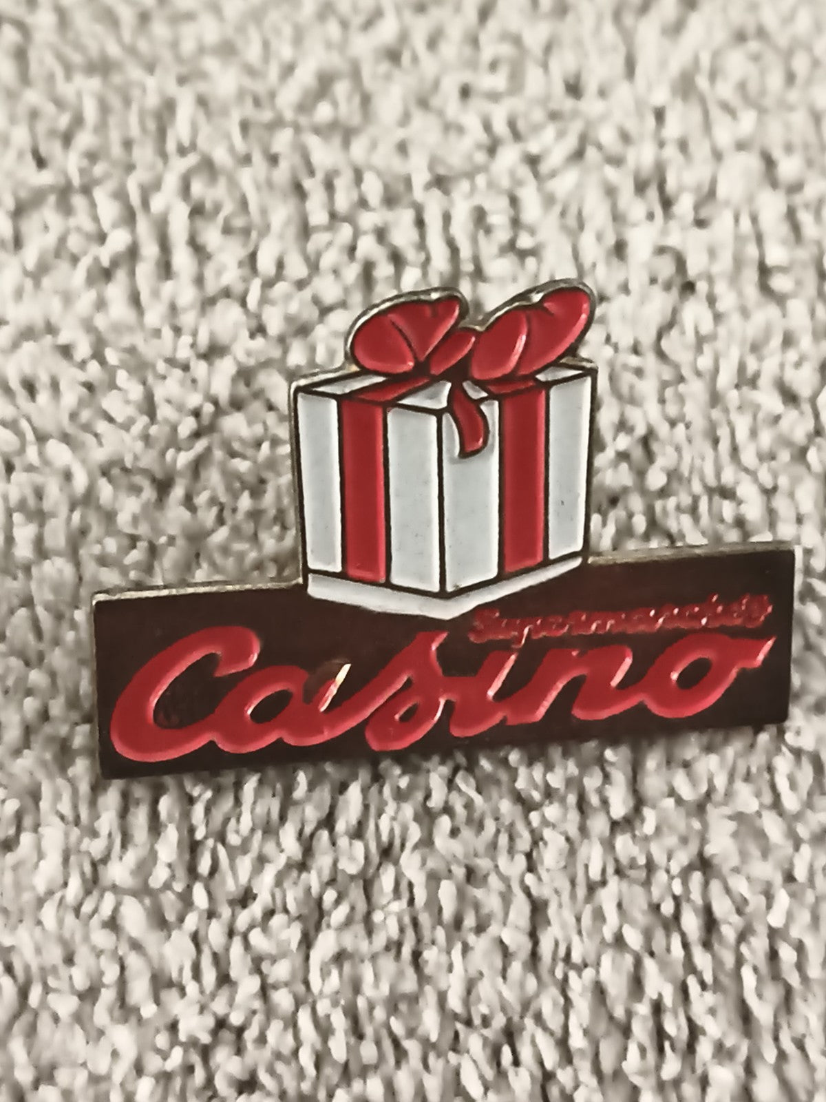 Pin's vintage Supermarchés Casino cadeau, logo rouge blanc, ancien badge (Ref 1)