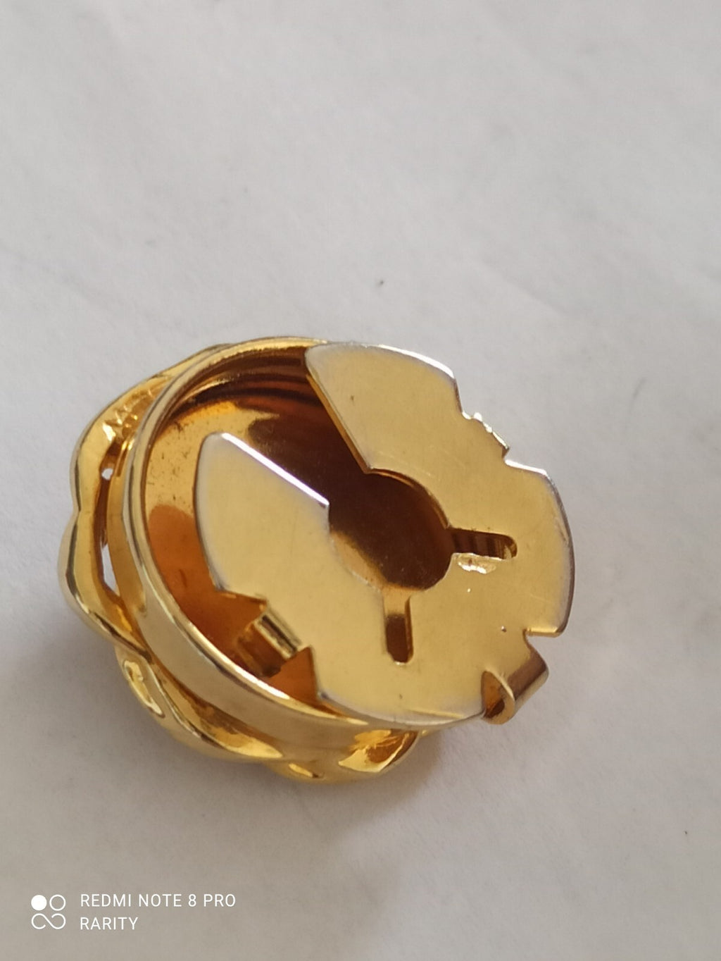 Broche vintage dorée avec strass, motif floral élégant, bijou ancien