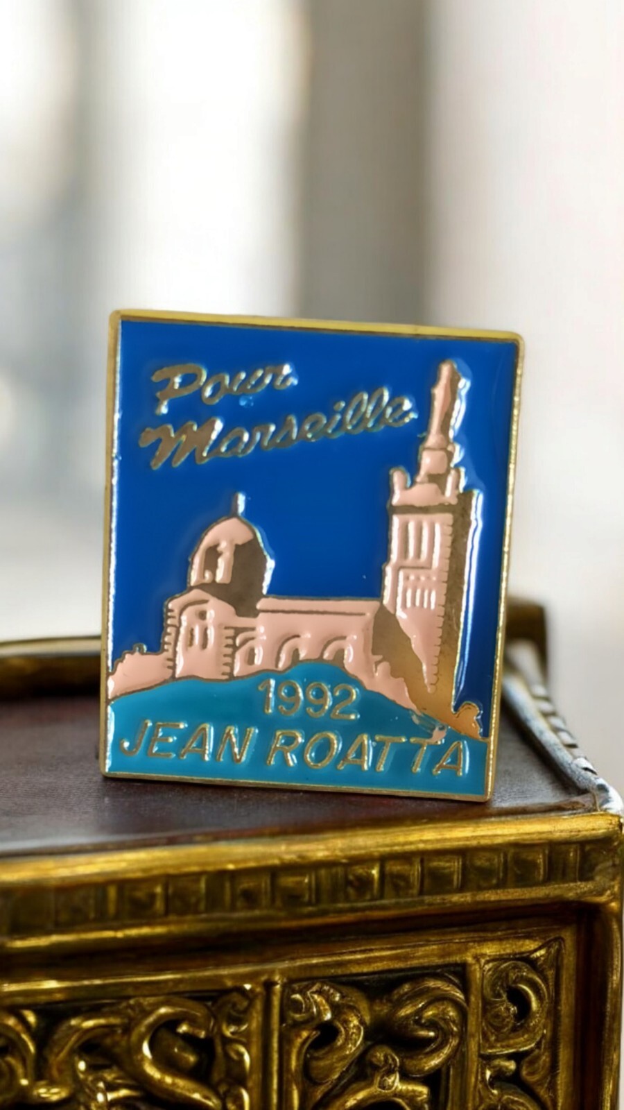 Pin's vintage Pour Marseille 1992 Jean Roatta émaillé bleu doré