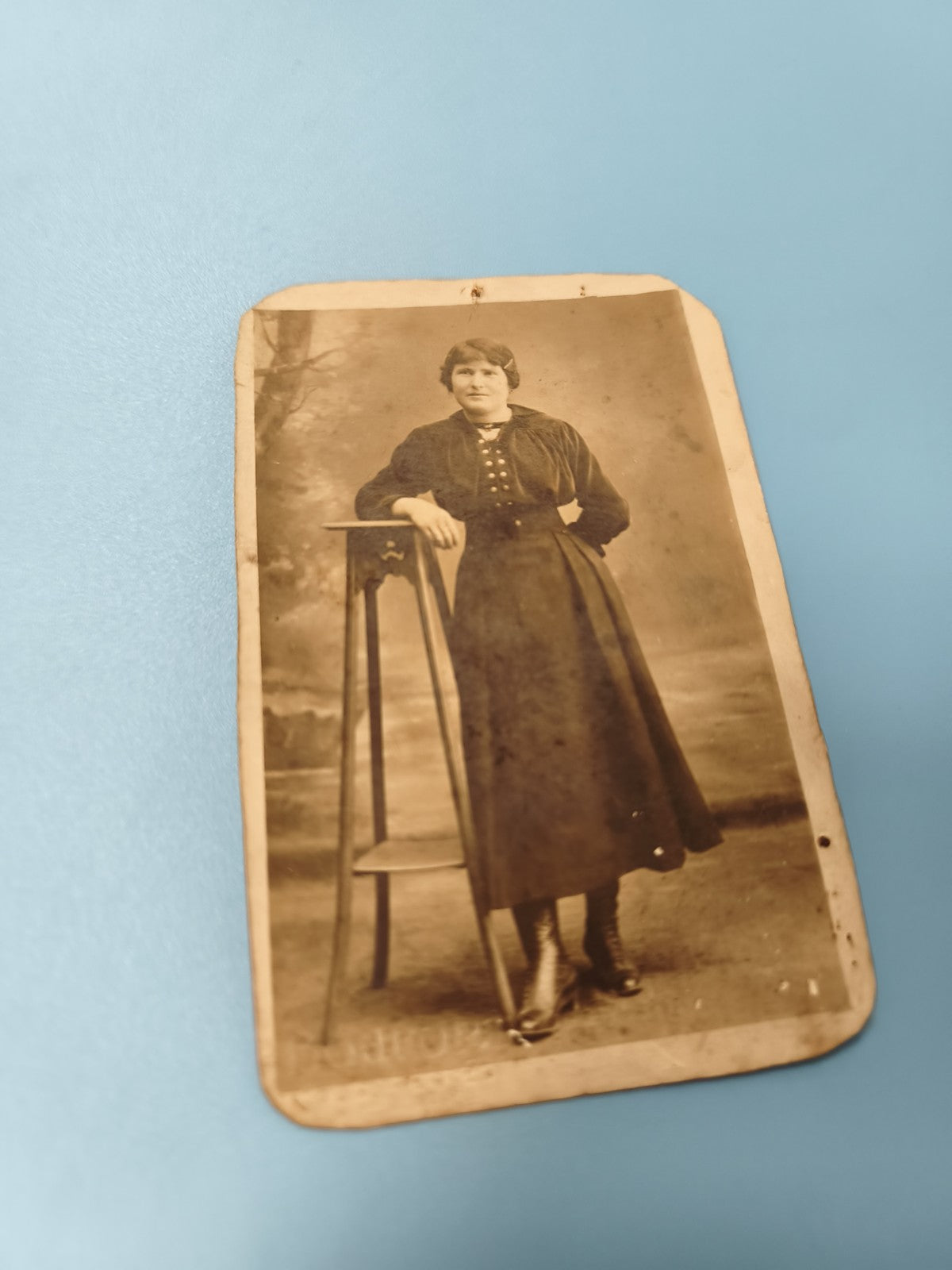 Carte postale ancienne CPA portrait femme, photo sépia, début XXe siècle