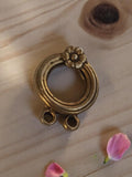 Pendentif vintage rond fleur, métal doré années 50, bijouterie rétro