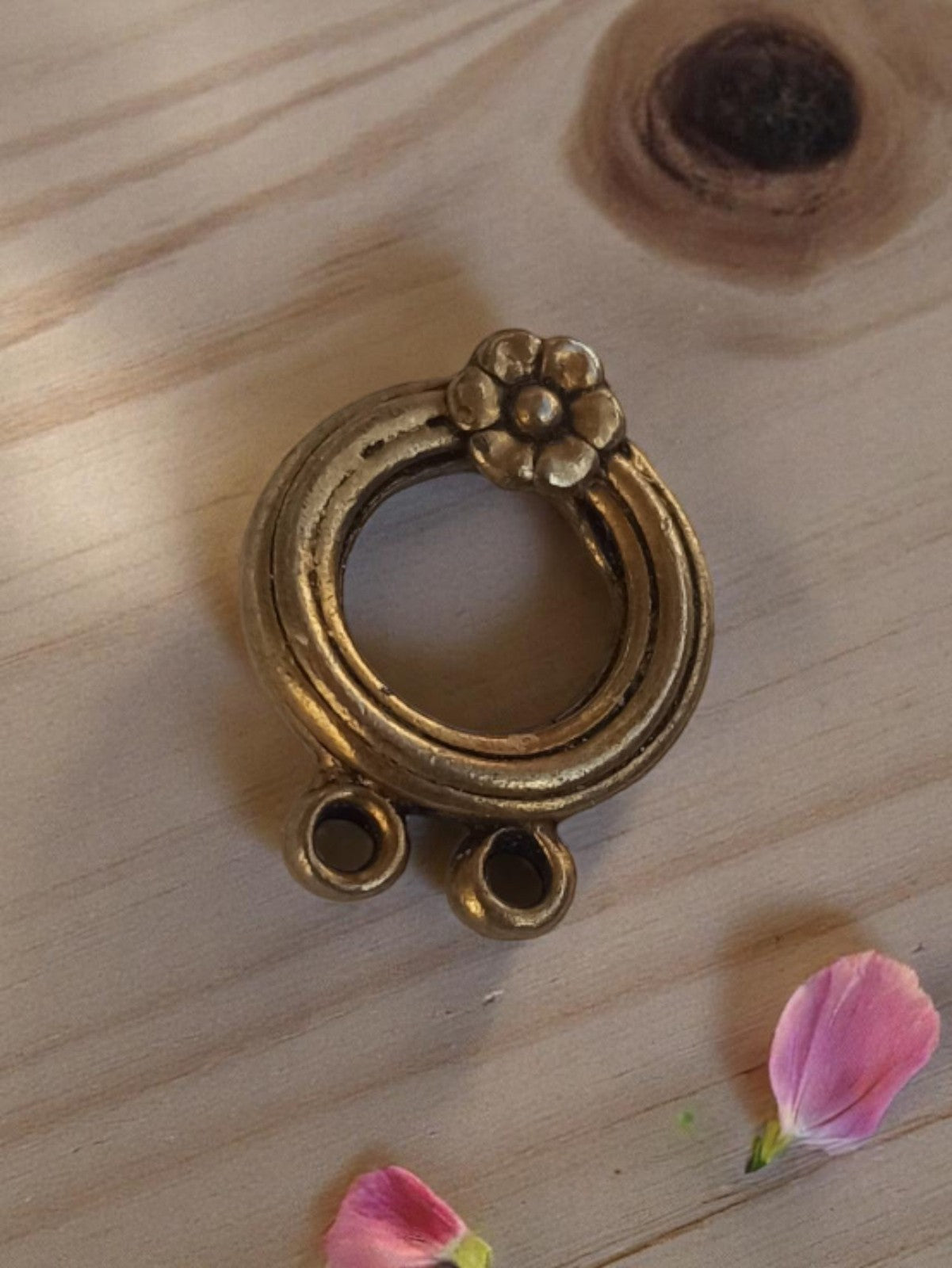 Pendentif vintage rond fleur, métal doré années 50, bijouterie rétro