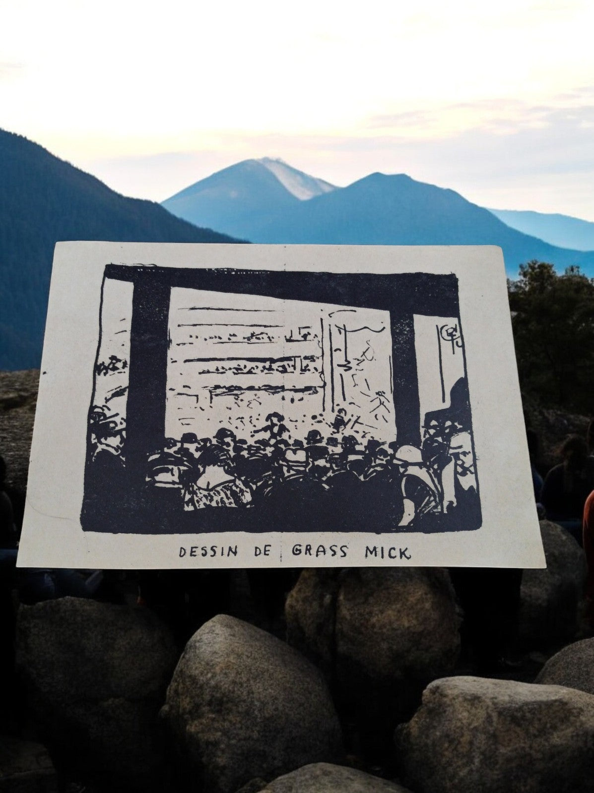 Dessin vintage Grass Mick – Salle comble 1925, encre noire, ambiance rétro