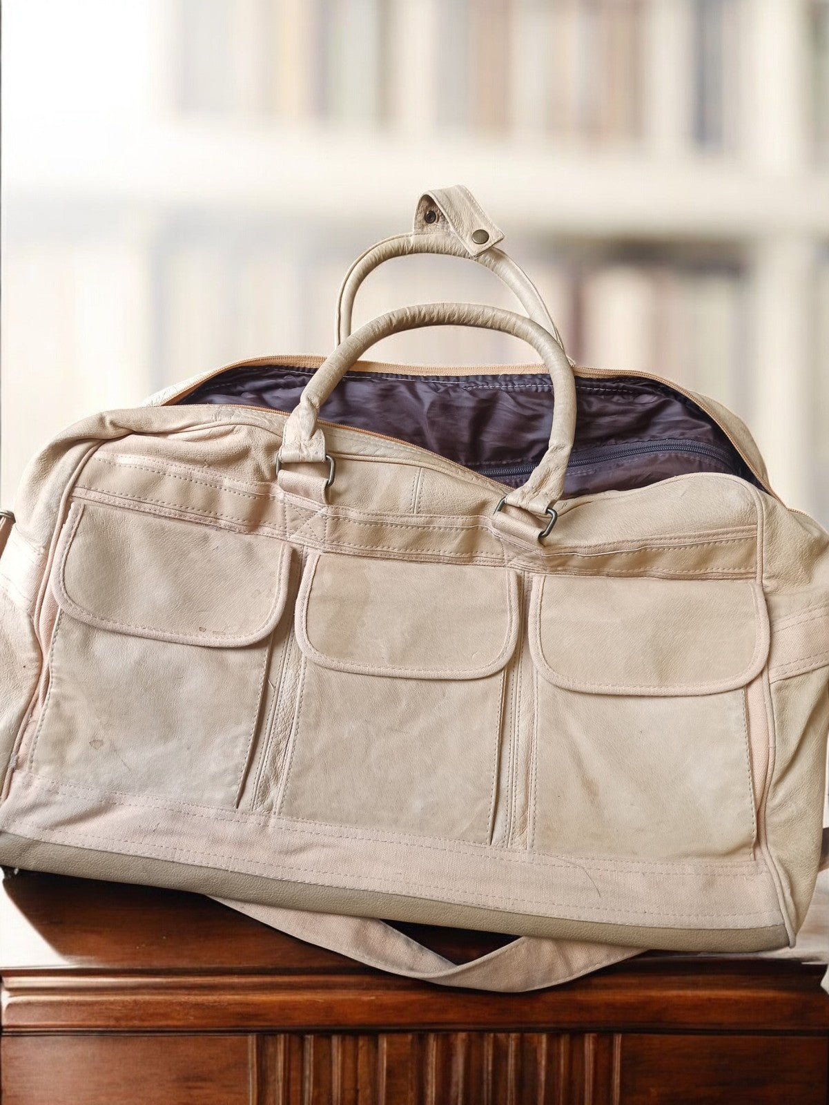 Sac de voyage vintage cuir beige ancien, grand format, multi-poches