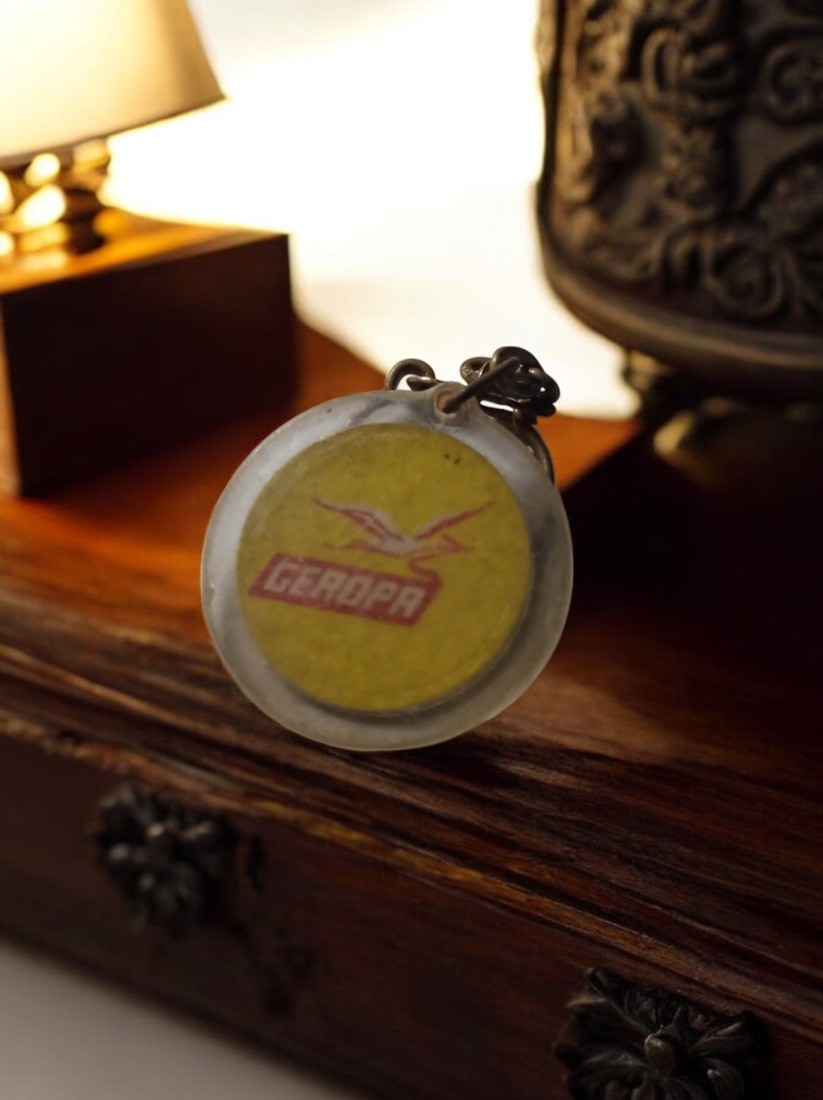 Porte-clés vintage publicitaire GEROPA rond translucide jaune rétro