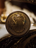 Bouton ancien traditionnel France étoile relief aspect bronze décor militaire