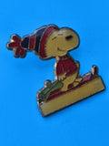 Pin's vintage Snoopy hiver bonnet rouge et noir sur ski collection Peanuts