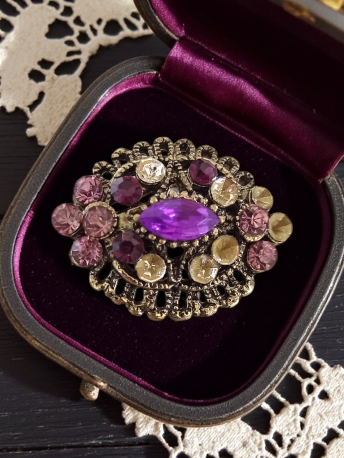 Broche vintage strass violets et dorés, style rétro, bijou fantaisie élégant