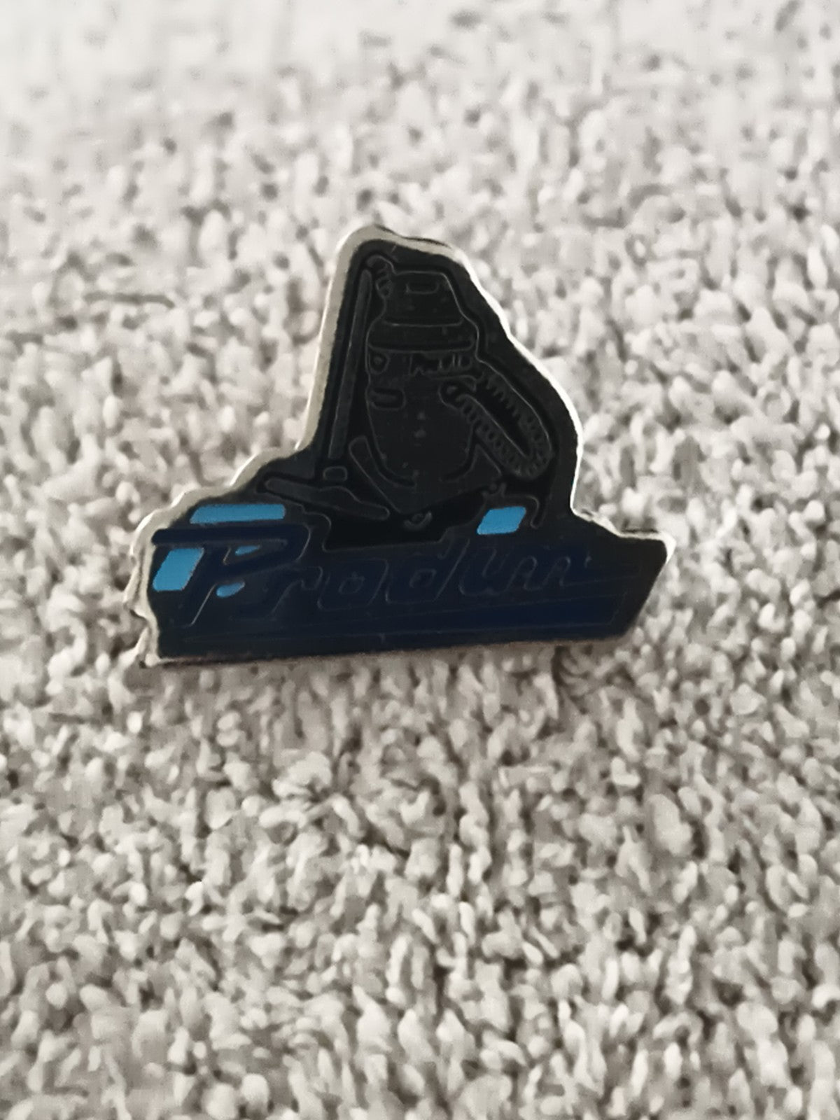 Pin's vintage Produm pilote bleu noir, badge ancien, broche années 80 90 (Ref 9)