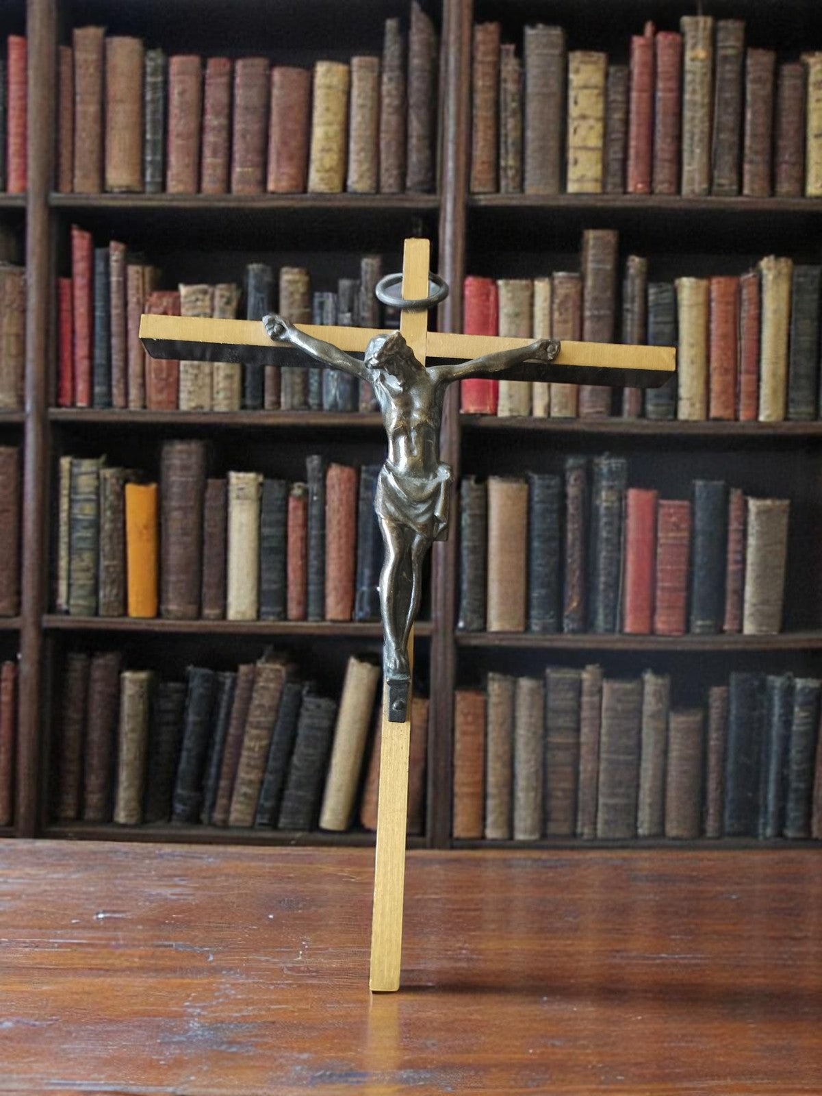 Petit crucifix vintage en métal patiné