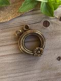 Pendentif vintage cercle métal doré fleur années 50 deadstock bijouterie rétro