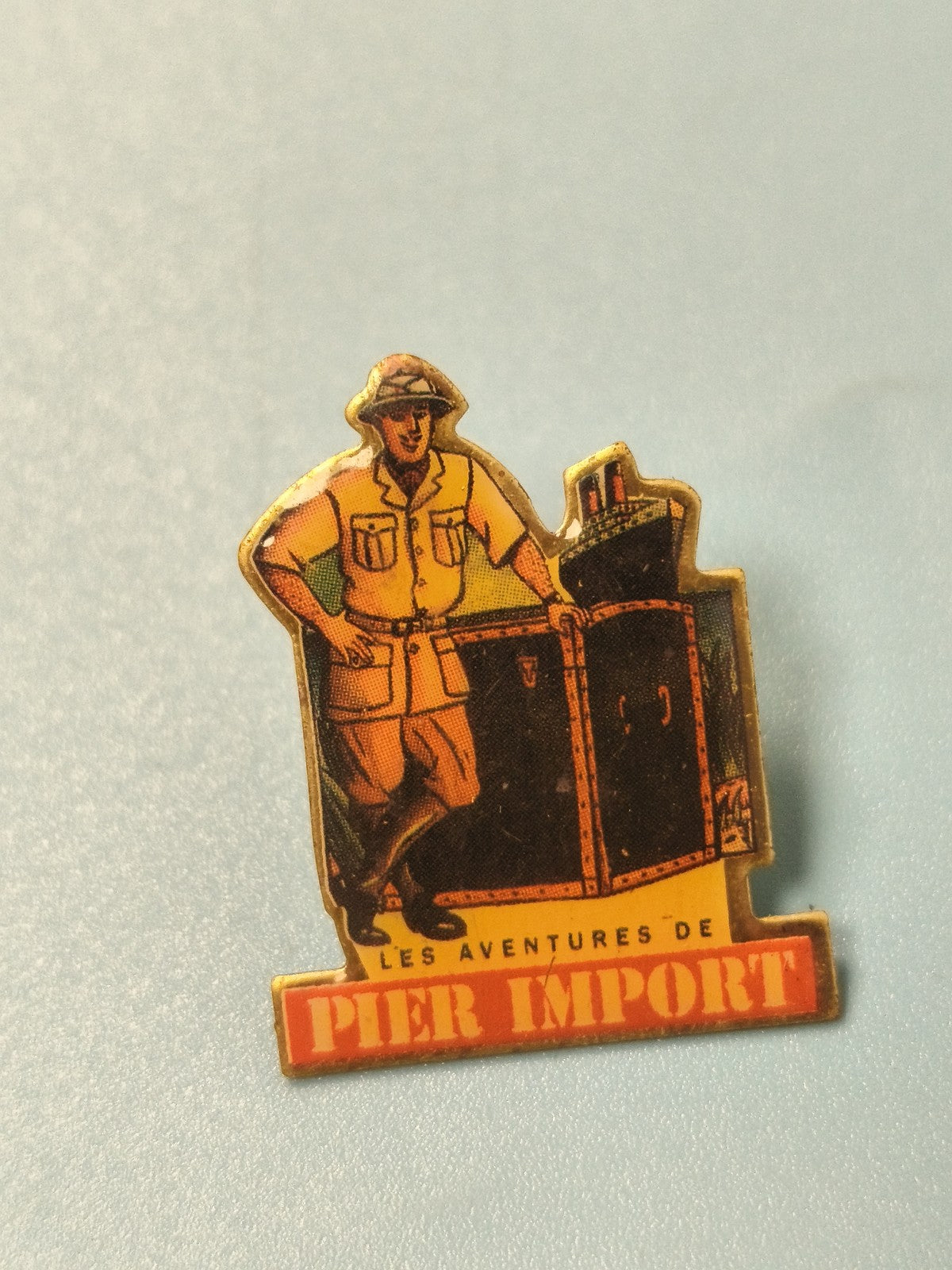 Vintage pin's Les Aventures de Pier Import explorateur déco rétro (Ref 7)