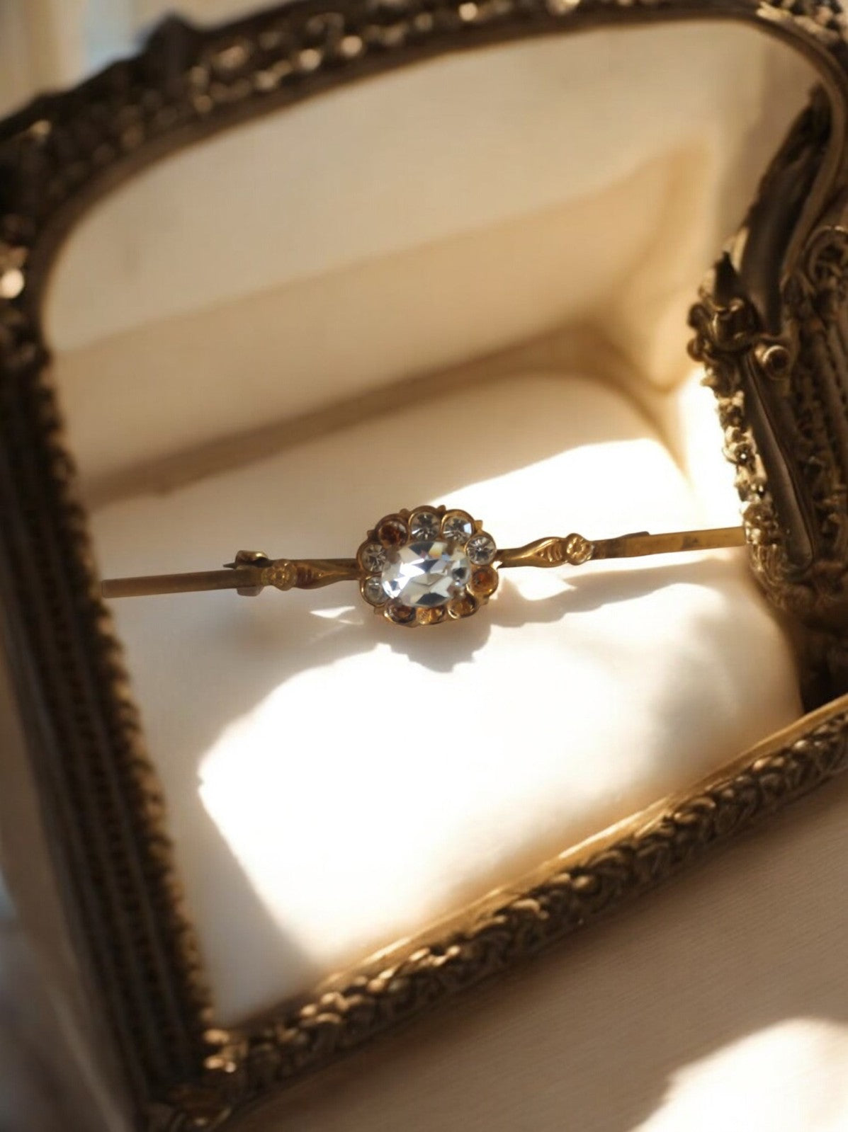 Broche vintage des années 1950 en métal doré et strass