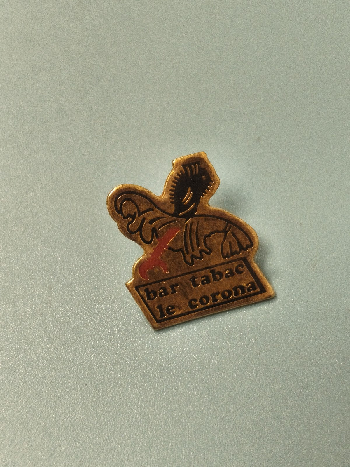 Vintage pin's bar tobacco shop Le Corona, old retro smoker's collectible badge