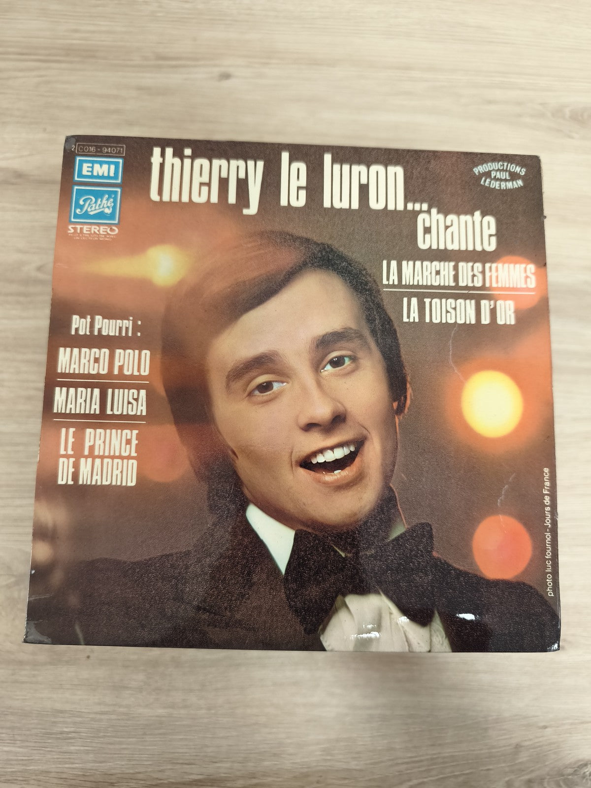 Vinyle 45T Thierry Le Luron chante La Marche des Femmes, pochette EMI Pathé