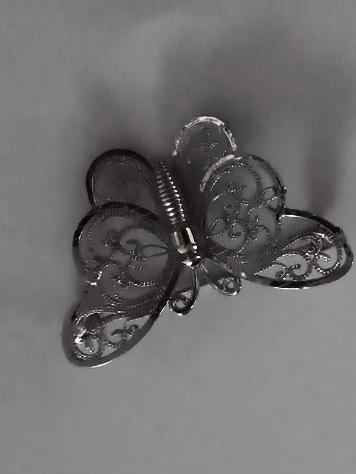 Broche papillon vintage, finition argentée, motif ajouré élégant