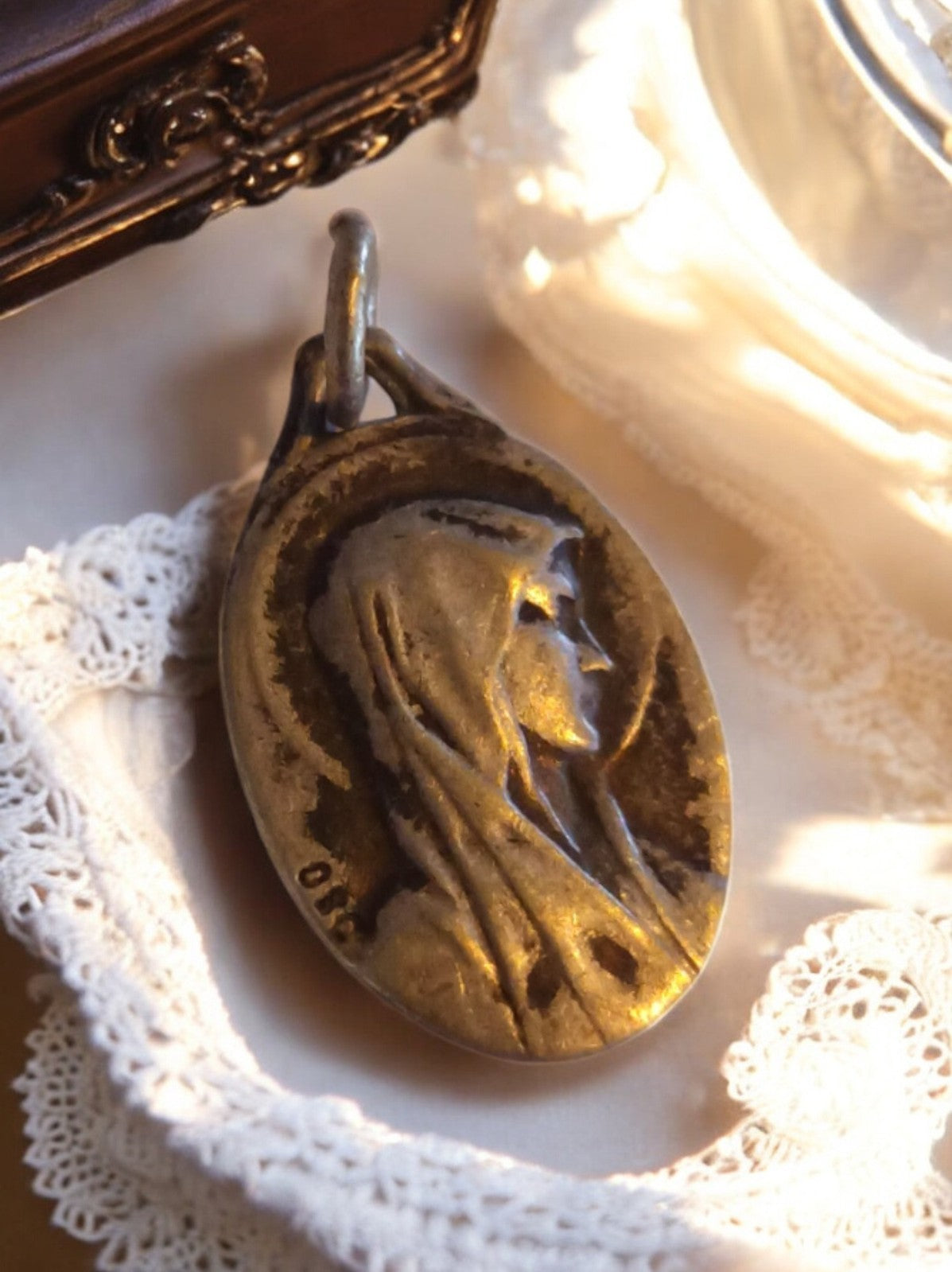 Médaille religieuse ovale vintage métal Vierge profil ancien pendentif