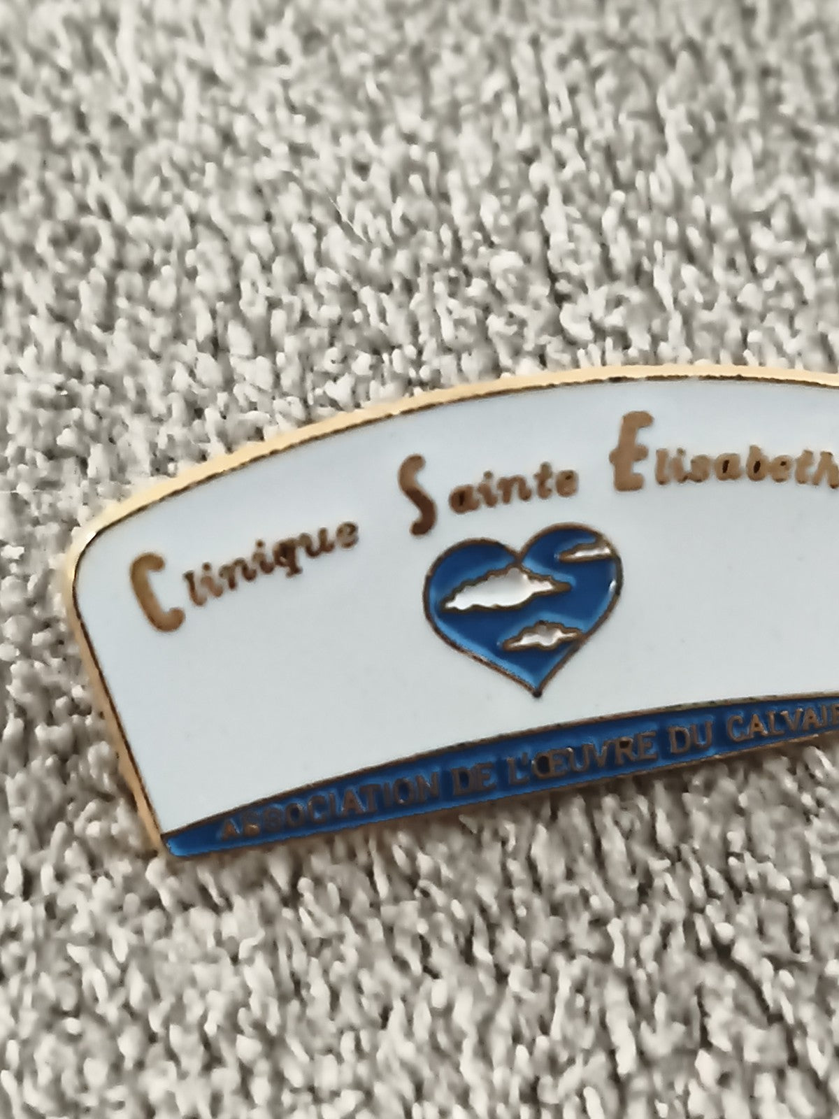 Pin's vintage Clinique Sainte Elisabeth, logo cœur bleu, Association Calvaire