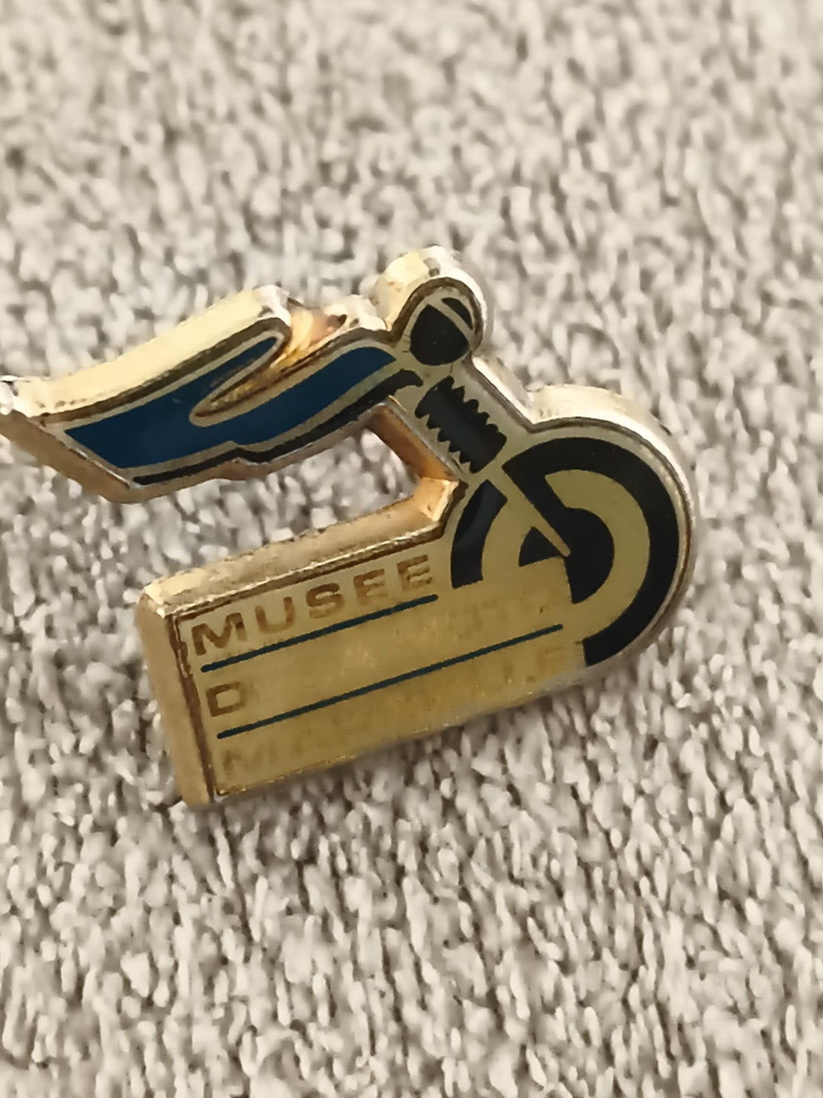 Pin's vintage Musée moto doré émaillé, logo moto, ancien badge (Ref 1)