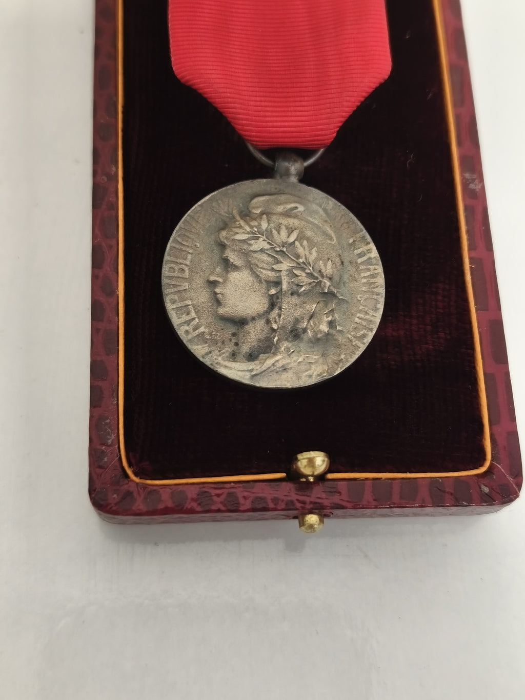 Médaille du travail ancienne en coffret Lecourtier Marseille ruban tricolore
