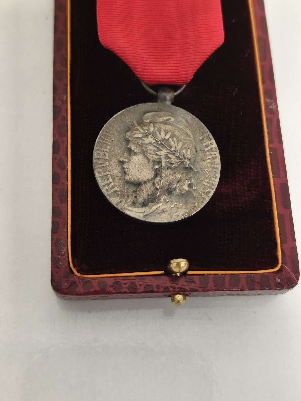 Médaille du travail ancienne en coffret Lecourtier Marseille ruban tricolore
