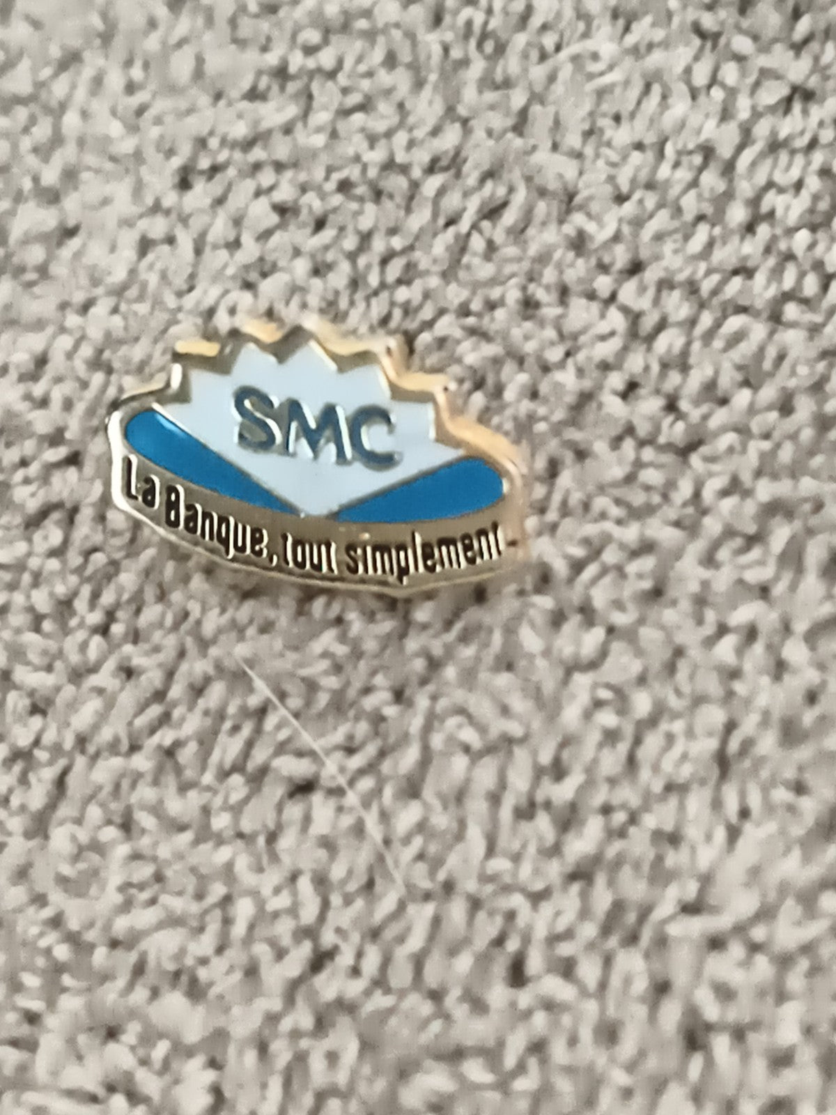 Pin's SMC La Banque tout simplement vintage logo bleu doré (Ref 9)