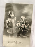 Carte postale ancienne Bonne Année fillette panier fleurs photo vintage