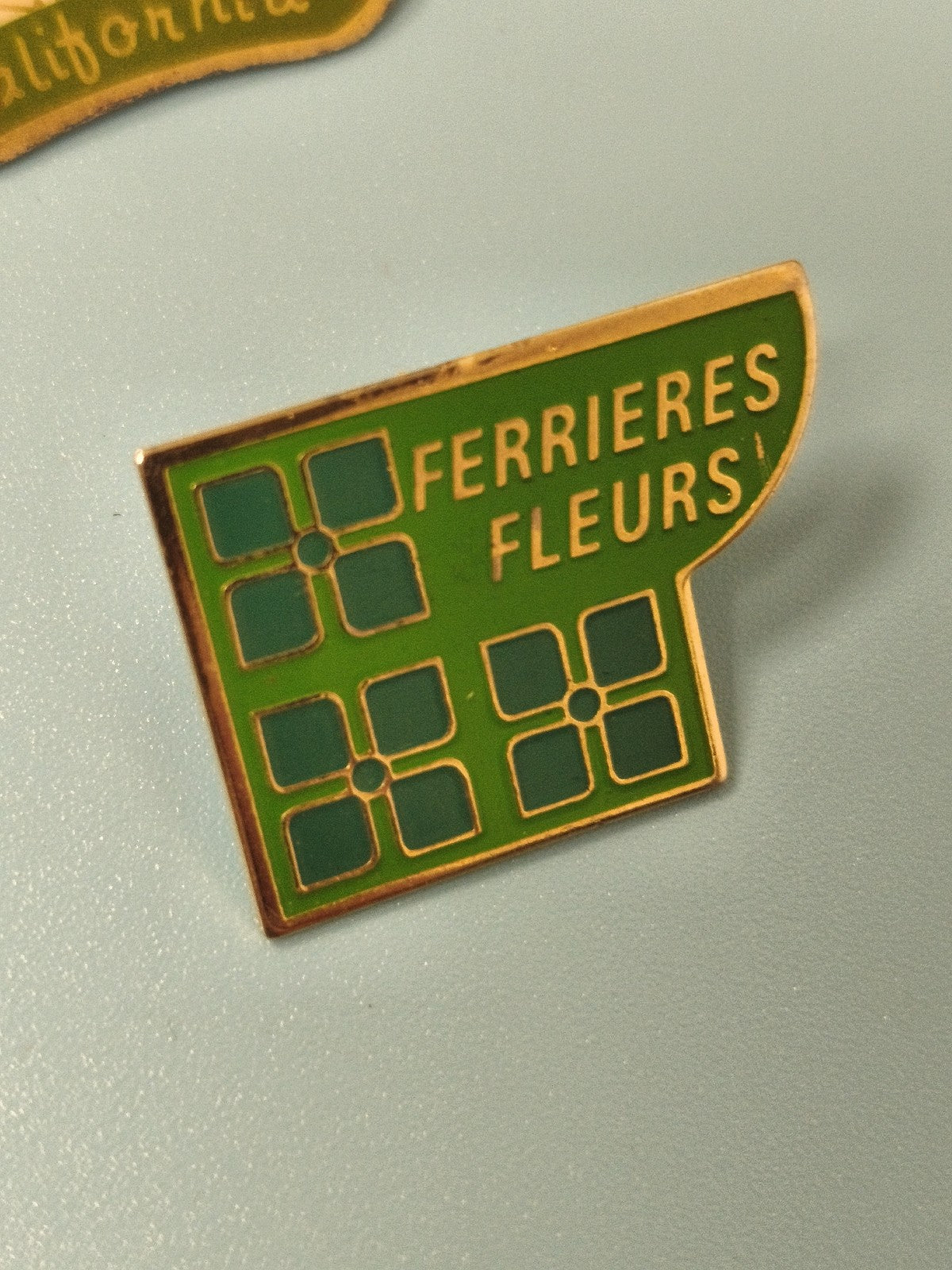 Vintage pin's Ferrieres Fleurs vert émaillé logo floral collection (Ref 5)