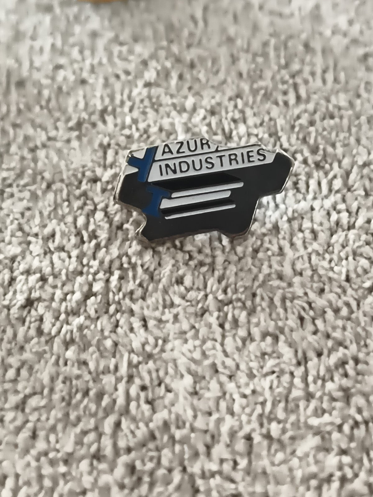 Pin's vintage AZUR INDUSTRIES émaillé, forme enclume, badge ancien (Ref 8)