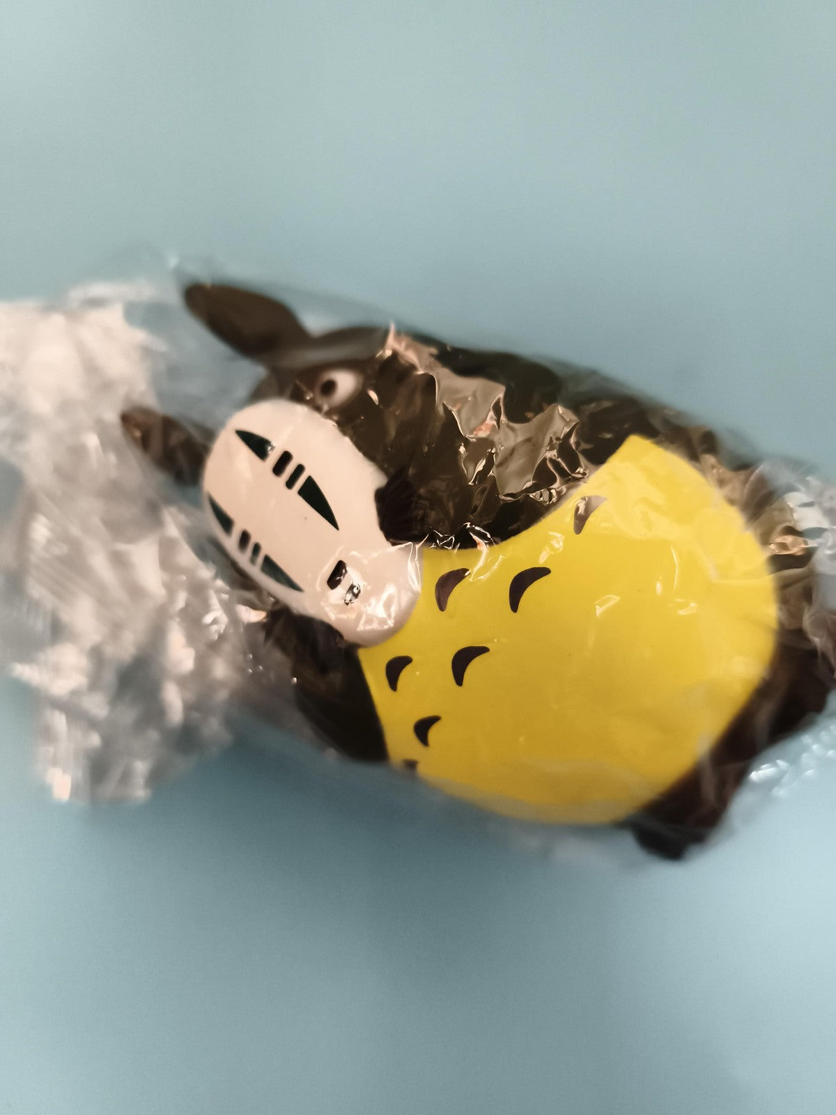 Figurine Totoro jaune noire emballée Studio Ghibli déco personnage animée