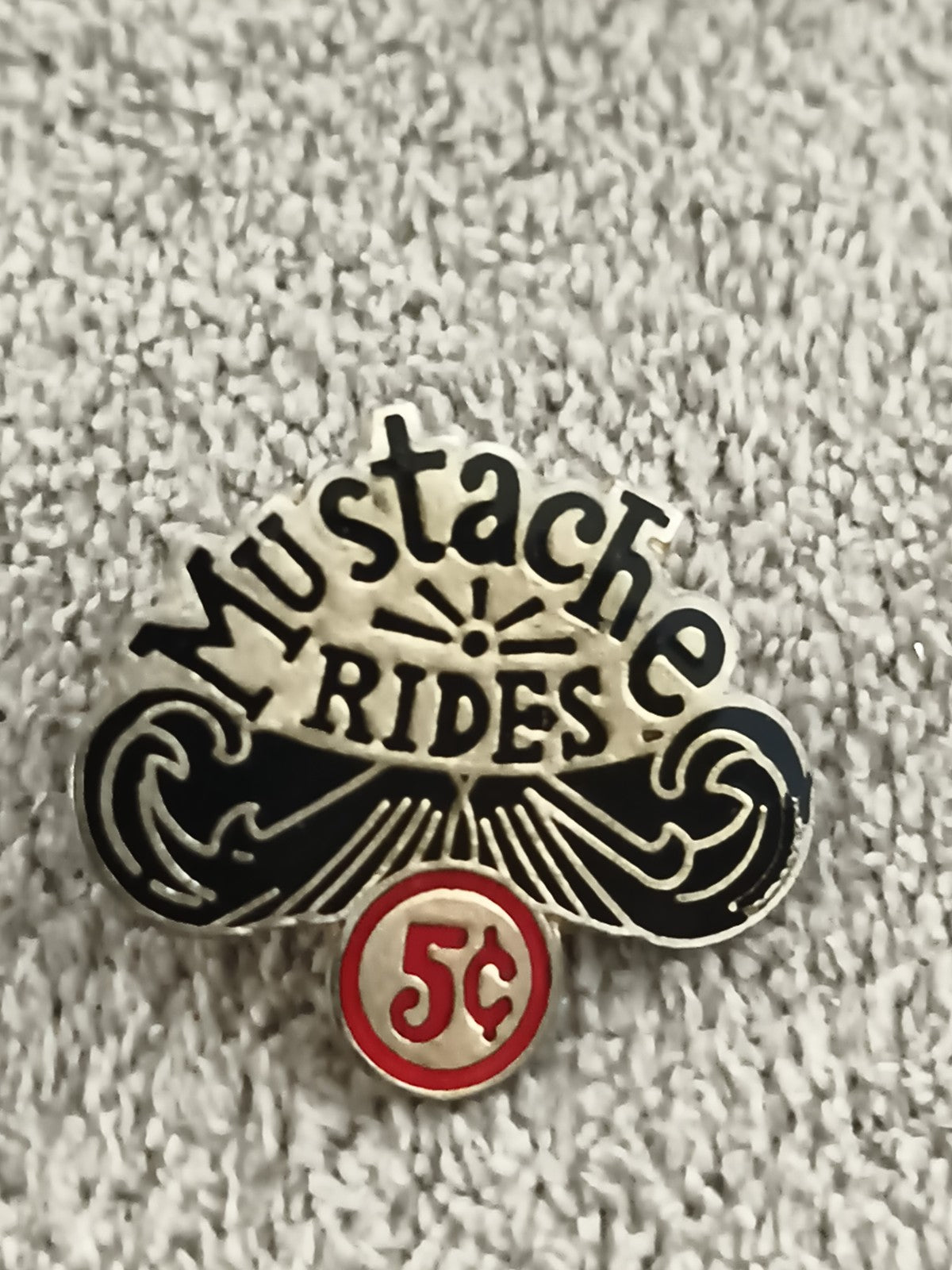 Pin's vintage Mustache Rides 5¢ noir blanc rouge humour rétro (Ref 3)