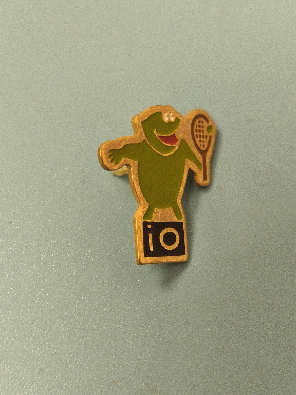 Pin's vintage io tennis grenouille verte émaillée collection sport rétro