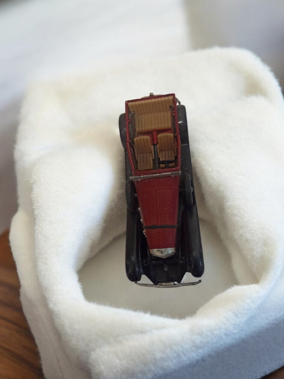 Véhicule miniature ancien cabriolet rouge rétro vintage auto jouet décor