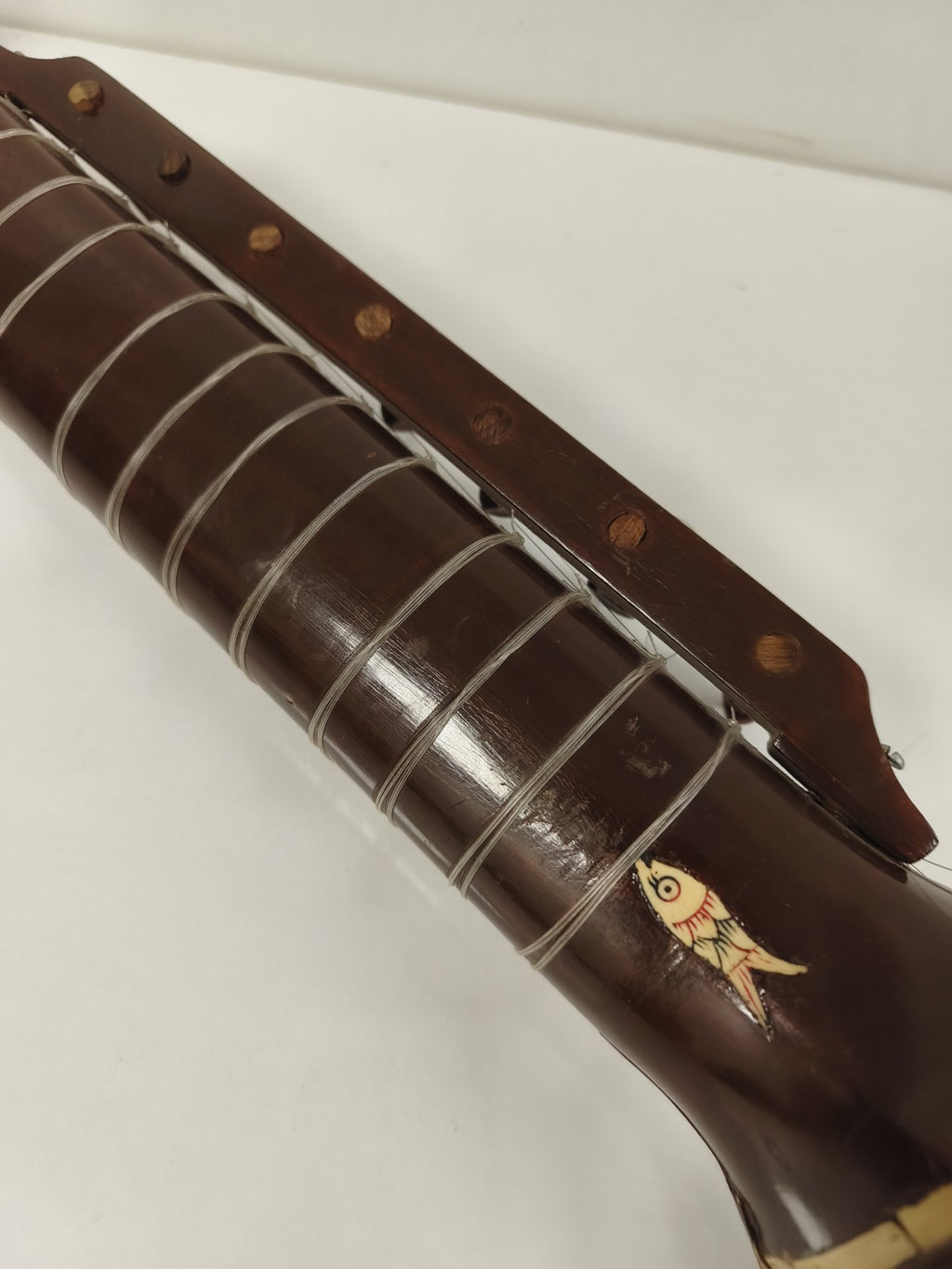 Esraj ancien indien bois et peau, décor gravé, cordes sympathiques