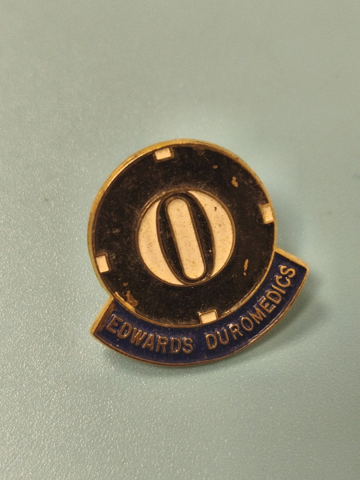 Pin's vintage Edwards Duromedics noir et doré collection médicale ancien