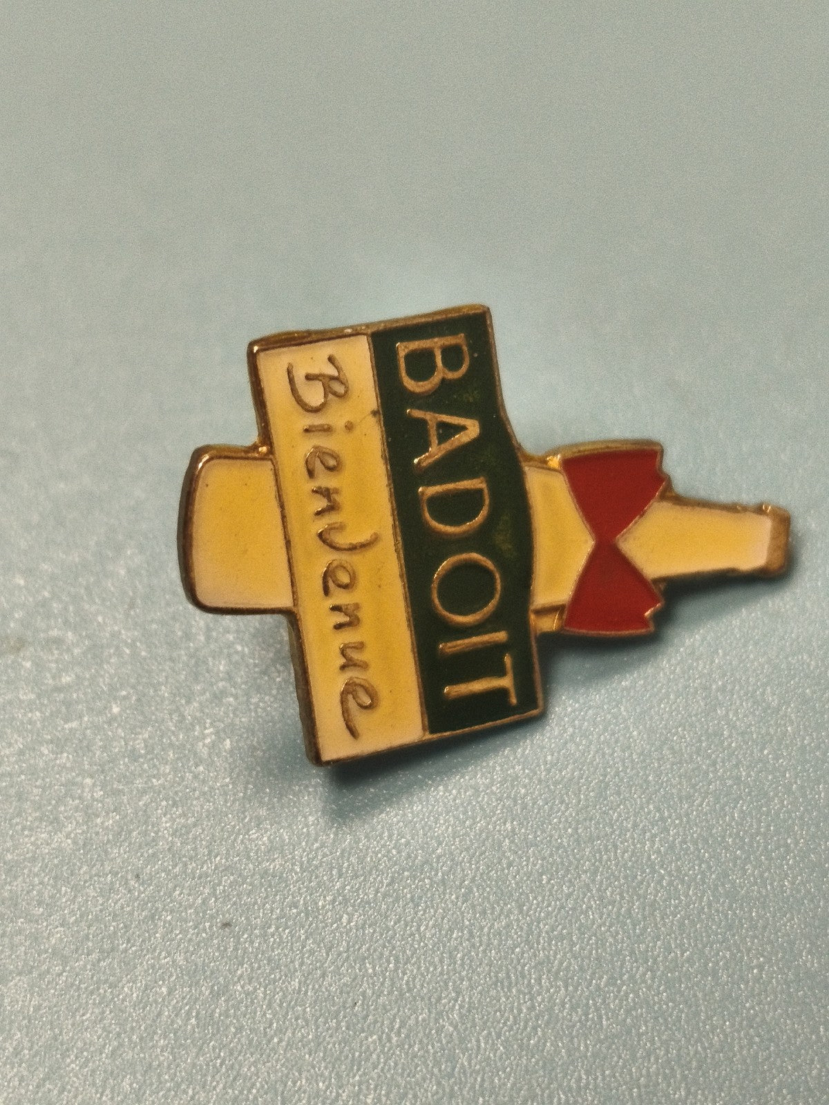 Vintage pin's Badoit bienvenue, badge publicitaire ancien, jaune vert rouge