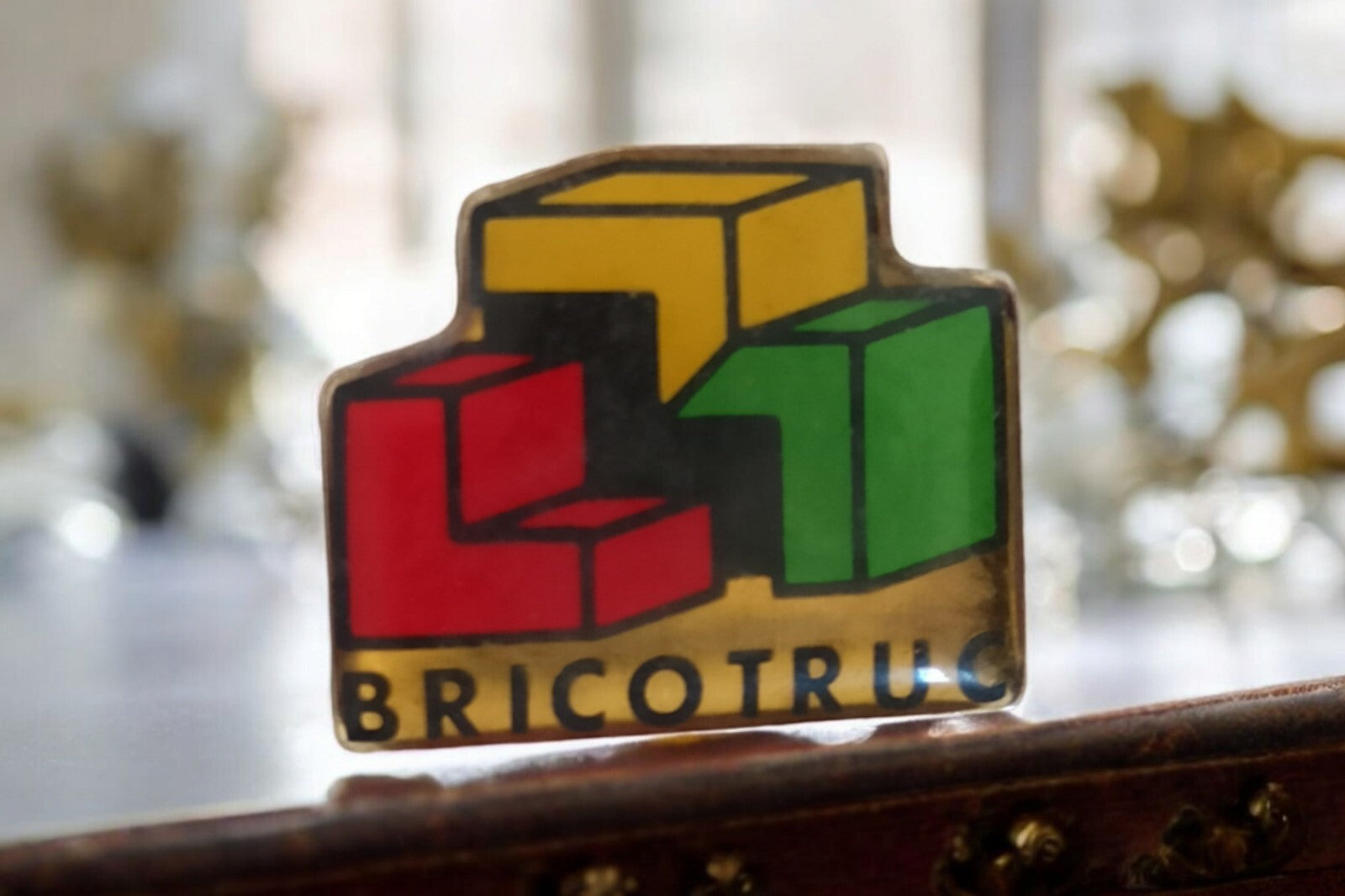 Pin's vintage Bricotruc logo rétro cubique rouge jaune vert rare