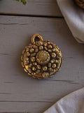 Pendentif vintage années 50 métal doré motif floral bombé bijou ancien