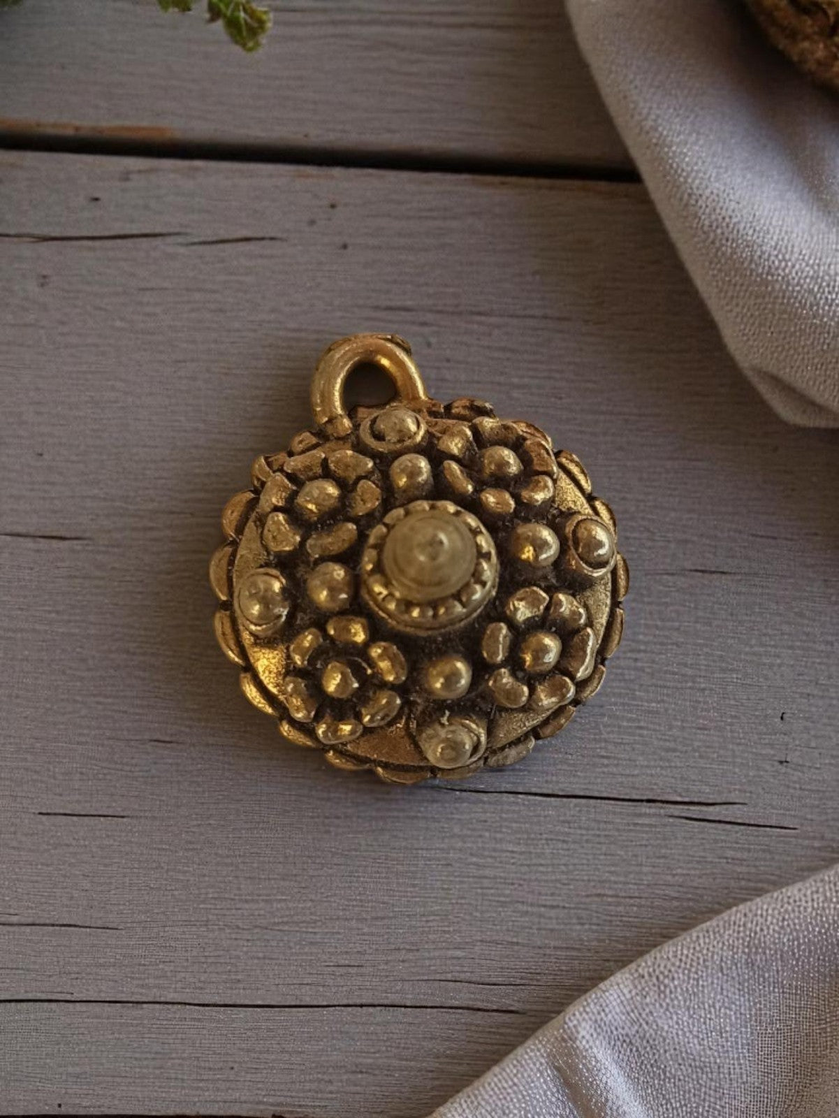 Pendentif vintage années 50 métal doré motif floral bombé bijou ancien