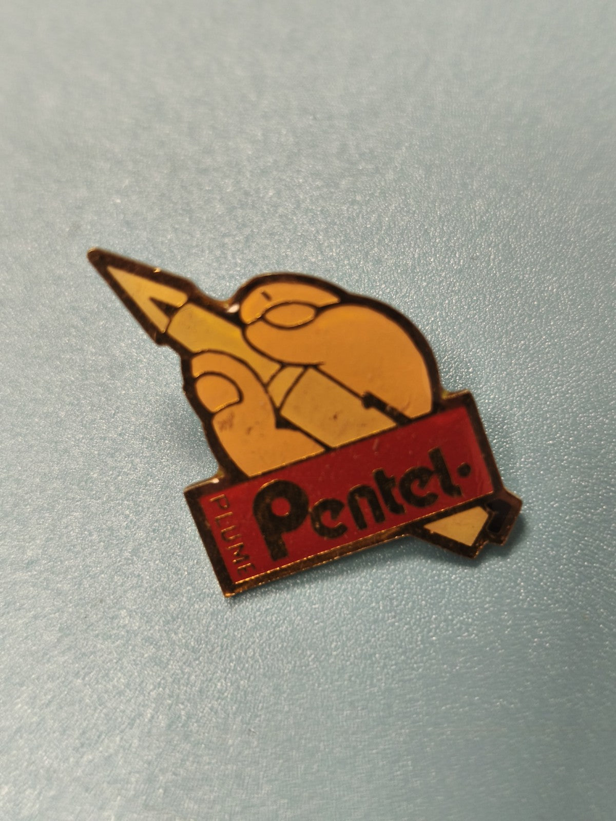 Vintage pin's Pentel plume jaune rouge ancien badge publicitaire collection